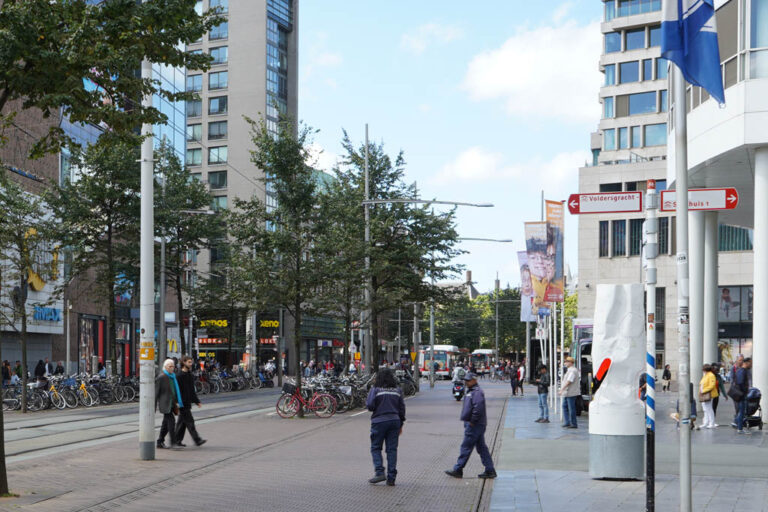 Straße, hohe Häuser, Leute, Bäume