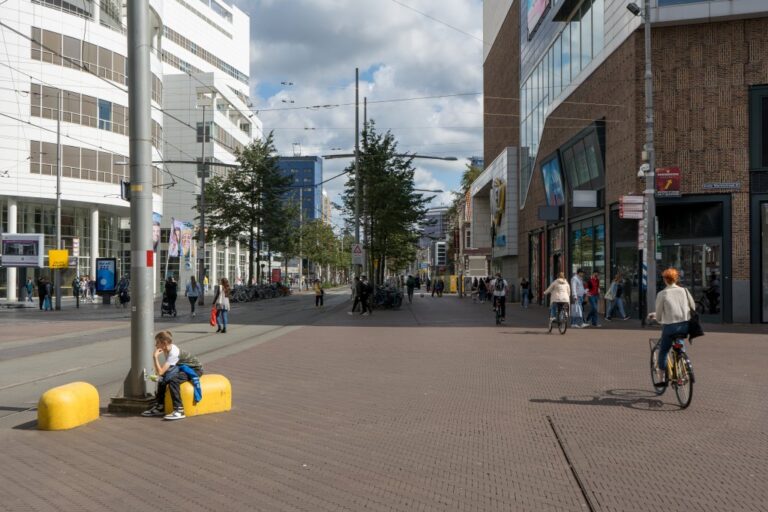 verkehrsberuhigte Straße, Radfahrer, Bäume, große Gebäude