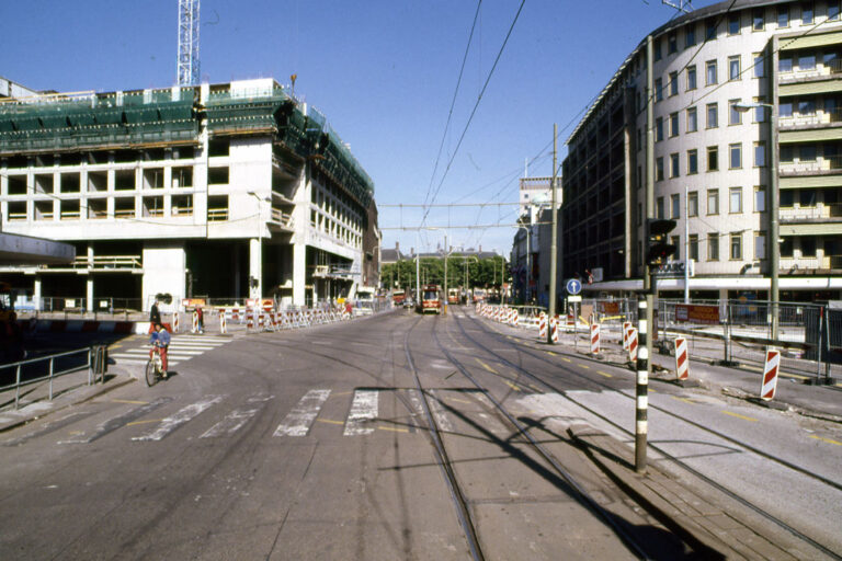 Straße, Gebäude wird errichtet