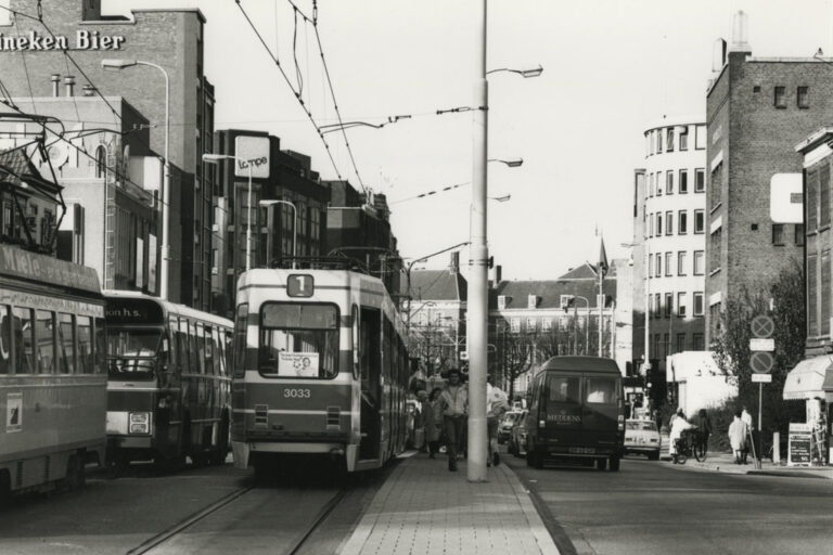 Straßenbahnen, Bus, Autos, Kreuzung