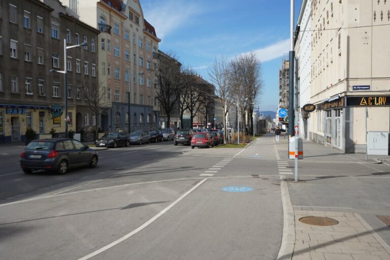 Straße mit Radweg in Wien-Favoriten