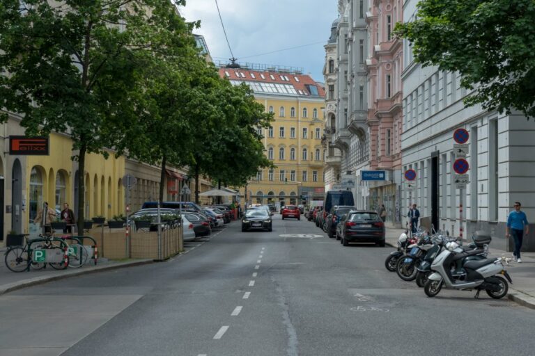 Sicht durch die Gumpendorfer Straße bis an die Ecke des Café Sperl am Helene-Bauer-Platz