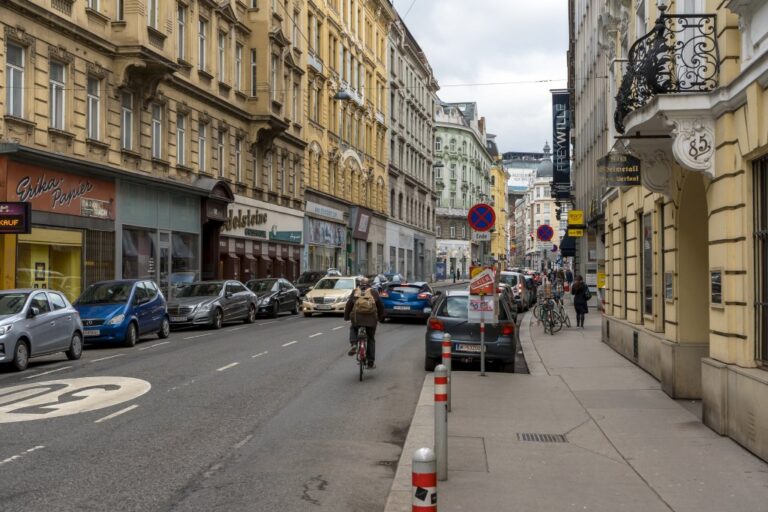 Radfahrer fährt entlang der Gumpendorfer Straße, Blick in Richtung Haus des Meeres