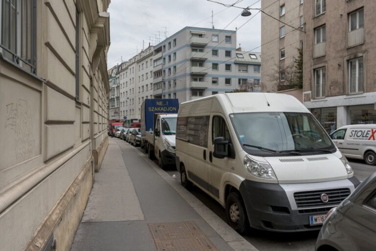 parkende Autos, Gehsteig, Häuser