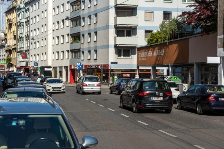 fahrende und parkende Autos in der Gumpendorfer Straße, "Seniorentreff Mariahilf"
