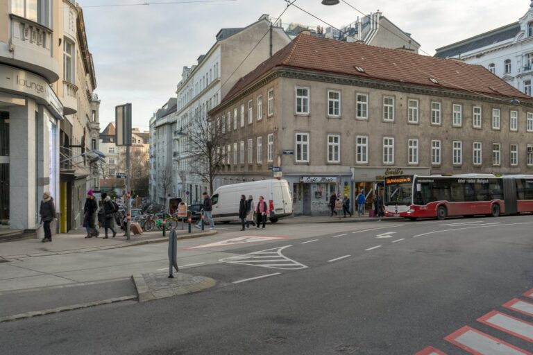 Straßenkreuzung in Mariahilf, Autosbus der Linie 13A, Passanten, Blick hinunter in die Esterházygasse