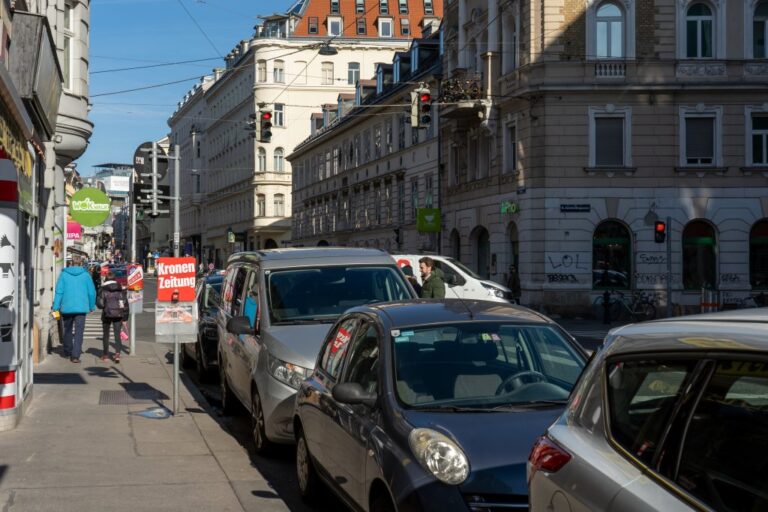 Autos und Fußgänger an der Ecke Grabnergasse und Gumpendorfer Straße