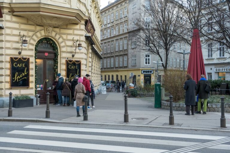 Platz vor einem Kaffeehaus in Wien-Mariahilf, Poller, Leute