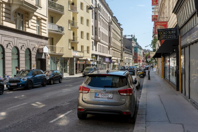 Gumpendorfer Straße Richtung stadtauswärts, parkende Autos, Geschäfte, Gehsteig