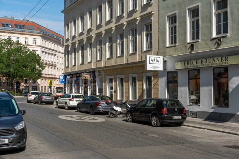 Gumpendorfer Straße macht eine Biegung, Altbauten, parkende Autos, Geschäfte