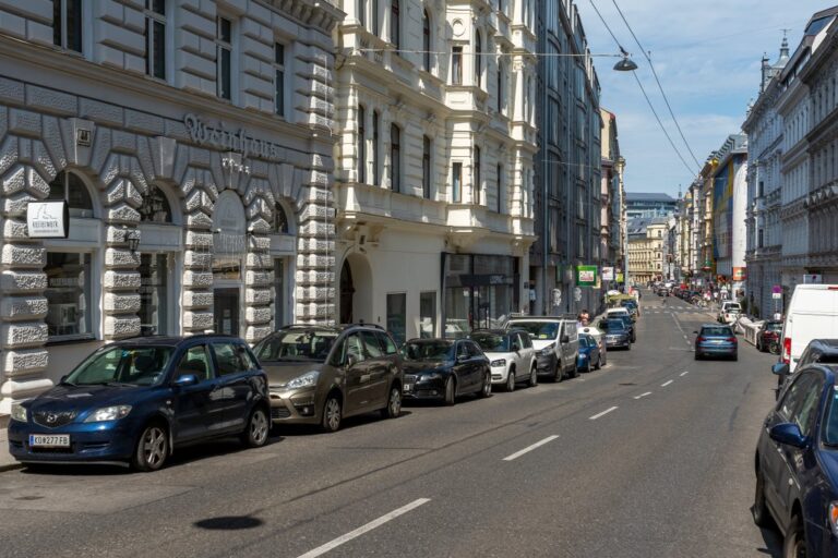 Gumpendorfer Straße mit Blick zum Café Sperl und einem Gebäude der Technischen Universität Wien