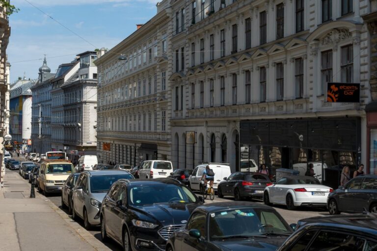Häuserzeile mit alten Häusern in Wien-Mariahilf, parkende Autos, Radfahrer