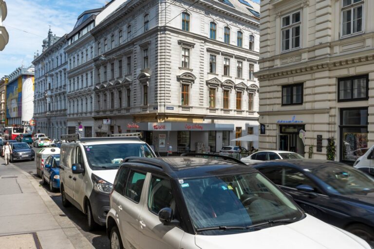 Autos auf einer Straße in Wien-Mariahilf