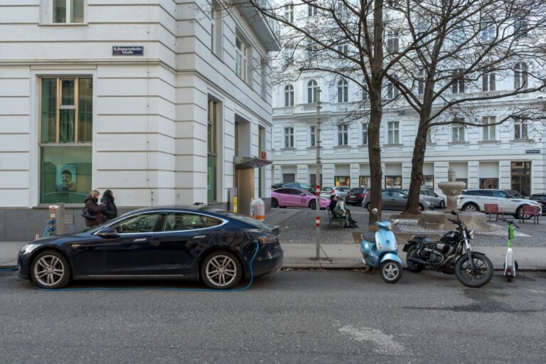 Gumpendorfer Straße, Elektroauto wird geladen, Bäume