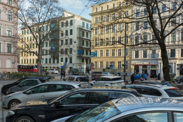 Gumpendorfer Straße, TU Wien, parkende Autos, Bäume, Altbauten
