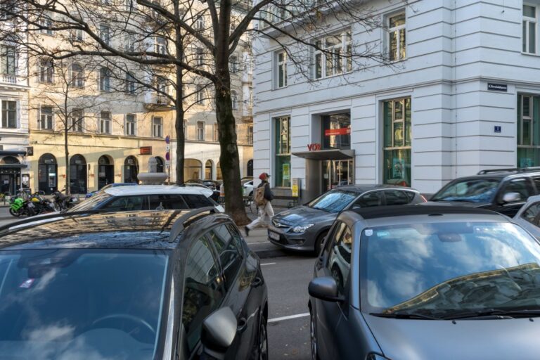 parkende Autos an der Ecke Gumpendorfer Straße und Theobaldgasse