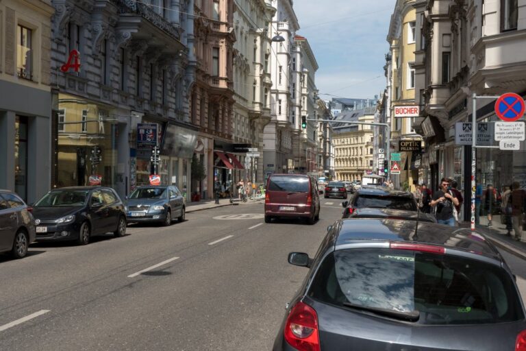 Straße mit Altbauten in Wien-Mariahilf