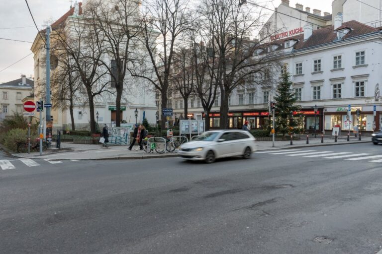 Kirche an der Gumpendorfer Straße, davor Bäume und Auto