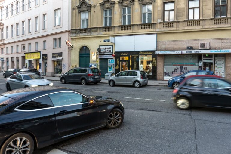 Autos in der Gumpendorfer Straße, Geschäfte, Straße, alte Häuser, Tabak Trafik, Gumperia