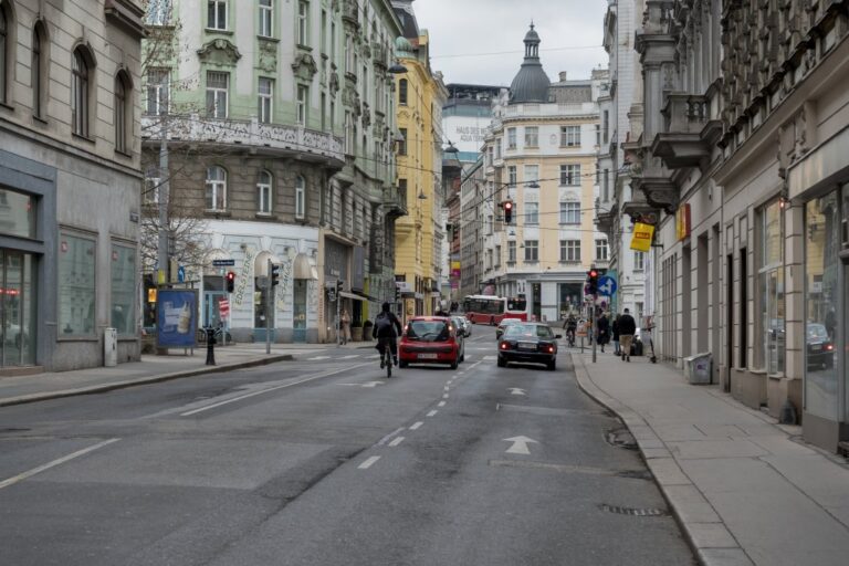 Straße in Mariahilf mit Blick zum Haus des Meeres, Asphalt, Autos, Radfahrer, Gründerzeithäuser