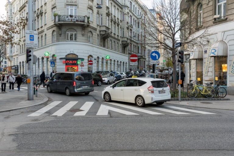 Autos fahren in die Worellstraße