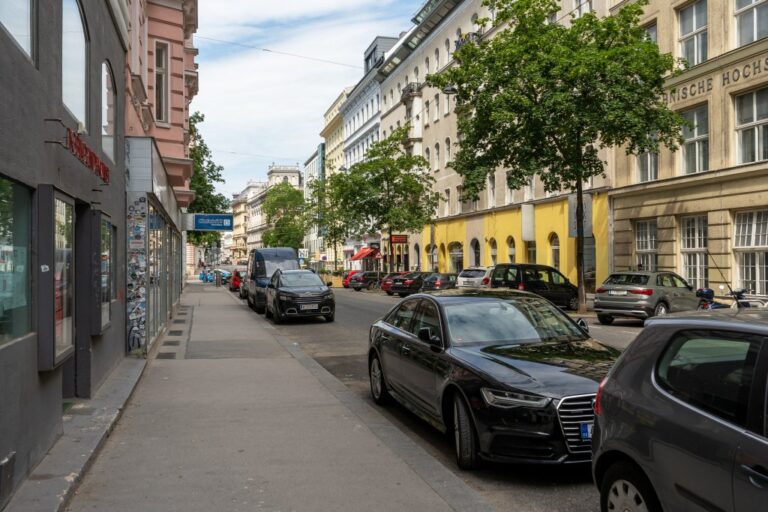 Straße in Wien-Mariahilf, Autos, Bäume, Gehsteig