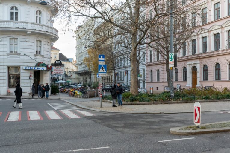 Altbauten, Bäume, Personen, Kino und Straße in Wien-Mariahilf