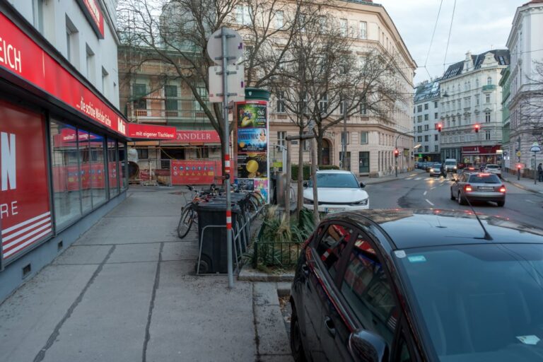 Gumpendorfer Straße, Gehsteig, parkende Autos