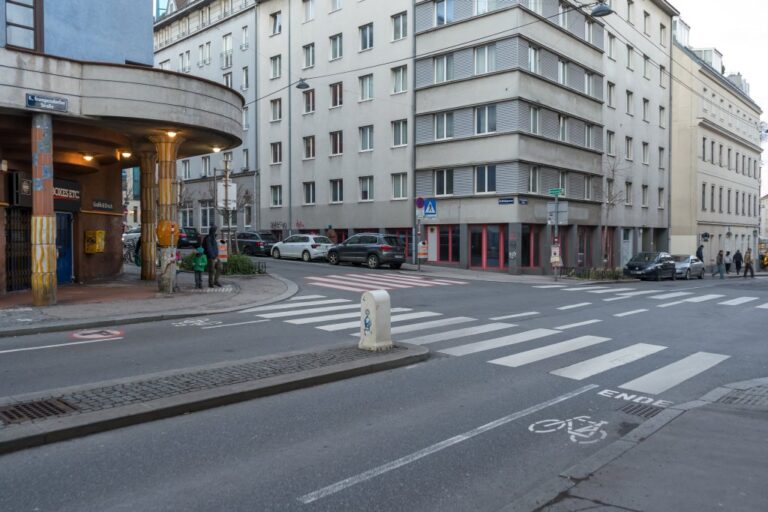 Straßenkreuzung im Mariahilf, Zebrastreifen