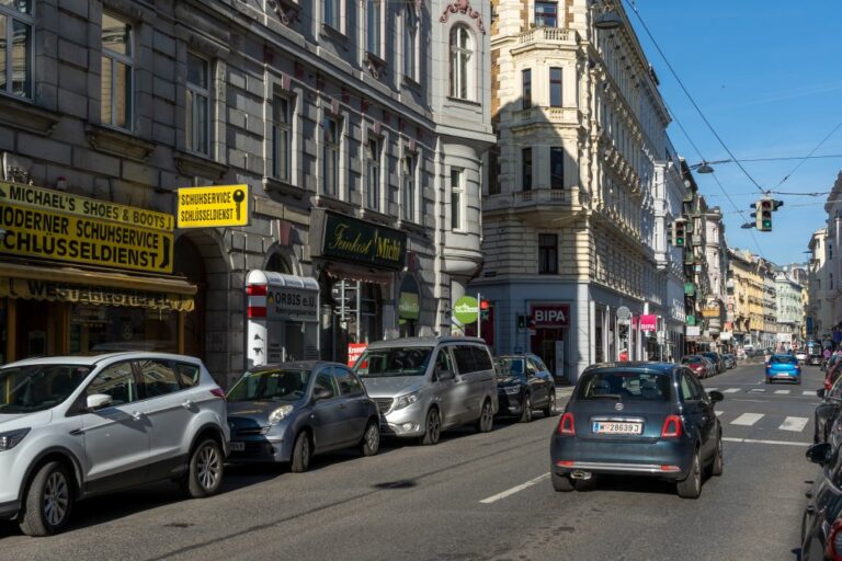 Gründerzeithäuser, Autos, Geschäfte, Straße, Ampel