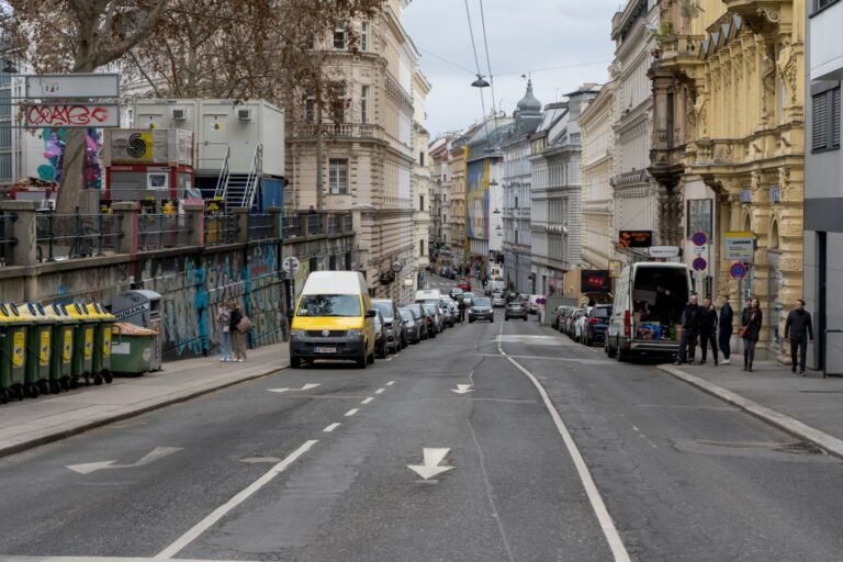 Sicht von der Straßenmitte der Gumpendorfer Straße in Richtung stadteinwärts