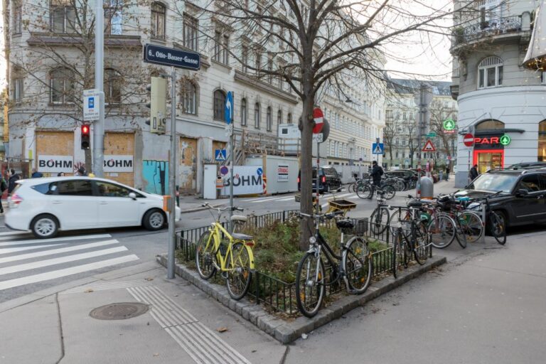 Kreuzung von Gumpendorfer Straße, Otto-Bauer-Gasse und Worellstraße, Autos, abgestellte Fahrräder, Bäume, Baustelle, alte Häuser