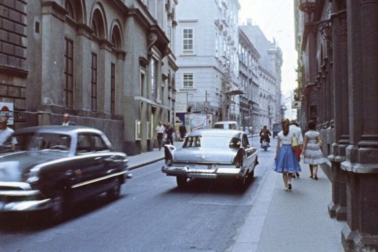 Autos und Fußgänger in der Herrengasse