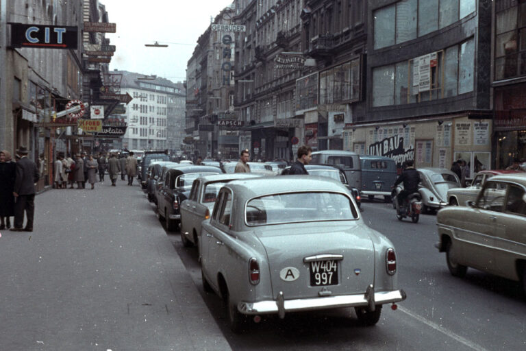 Autos in einer Straße in der Altstadt von Wien