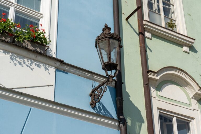 an einer Hausmauer befestigte Straßenlaterne