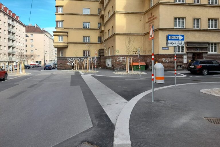 Straße in Wien-Wieden, Gemeindebau aus der Zwischenkriegszeit