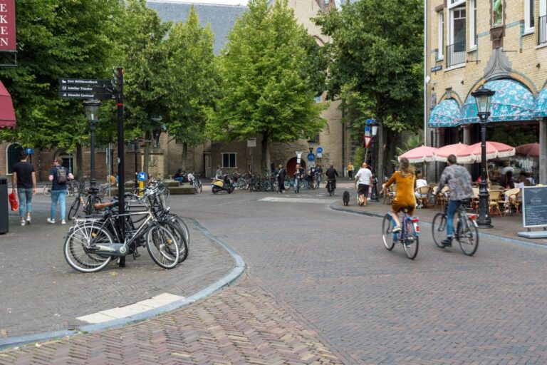 Straße im Stadtzentrum von Utrecht, Radfahrer, Bäume, Kirche