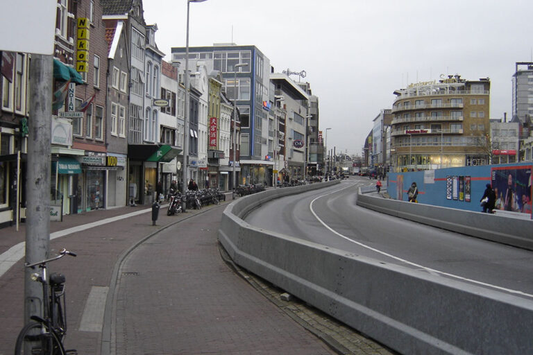 Straße in Utrecht, Betonleitwände