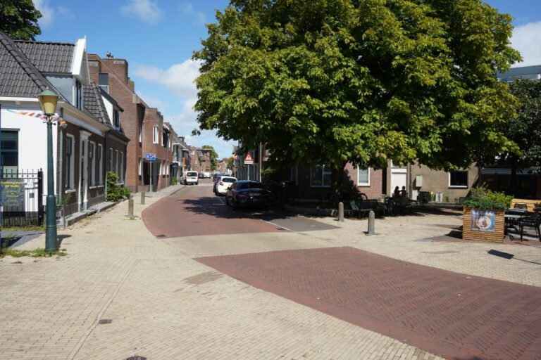 Straße in einer kleinen niederländischen Stadt