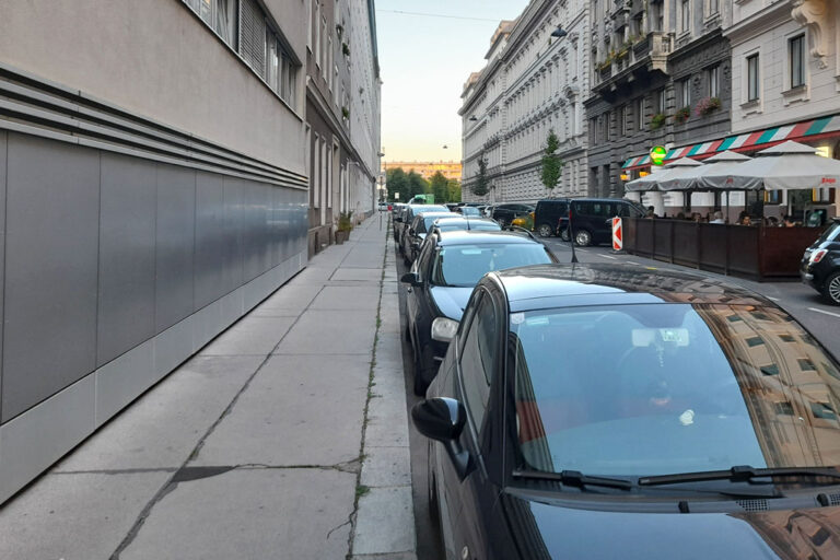 Straße in Wien-Wieden, Gehsteig, Autos