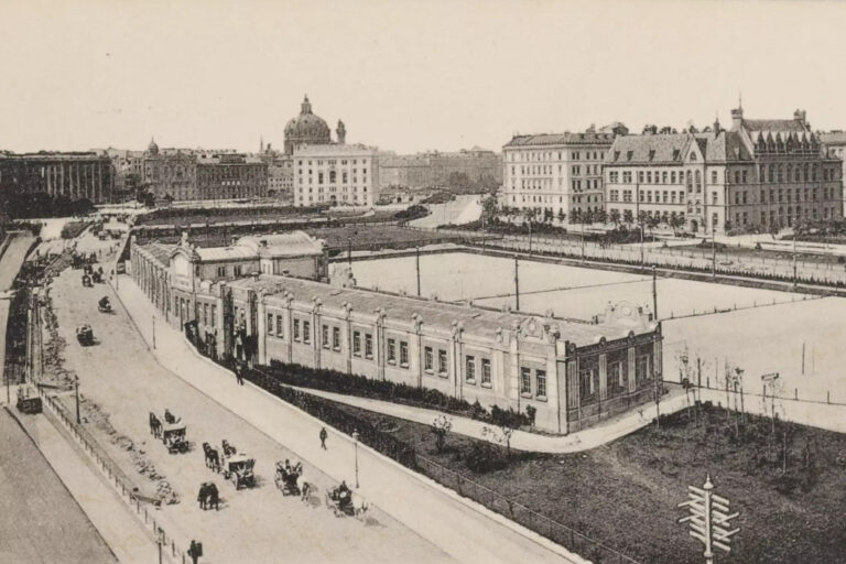 historische Fotoaufnahme des Eislaufplatzes am Heumarkt in Wien, im Hintergrund die Karlskirche