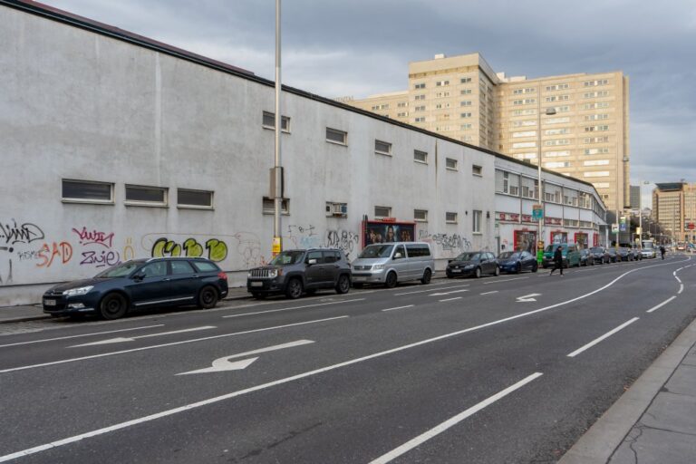 Straße mit Nachkriegsarchitektur in Wien-Landstraße