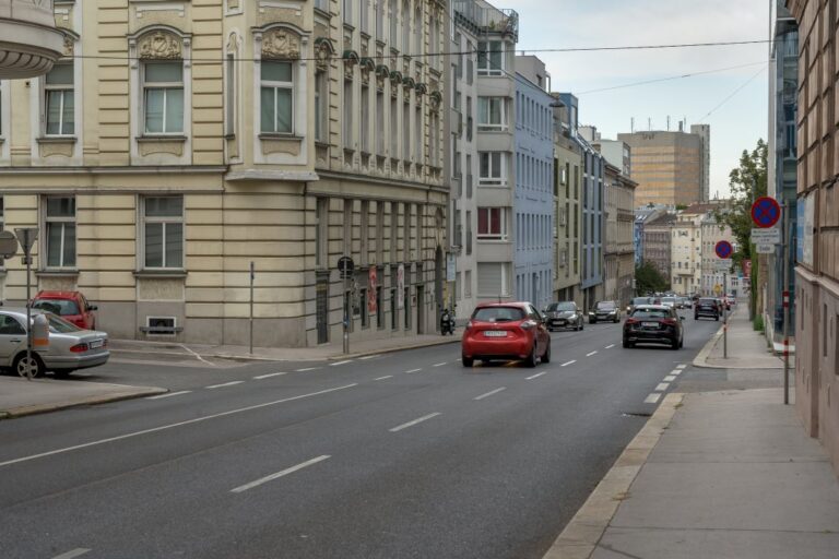 Straße mit fahrenden Autos in Döbling