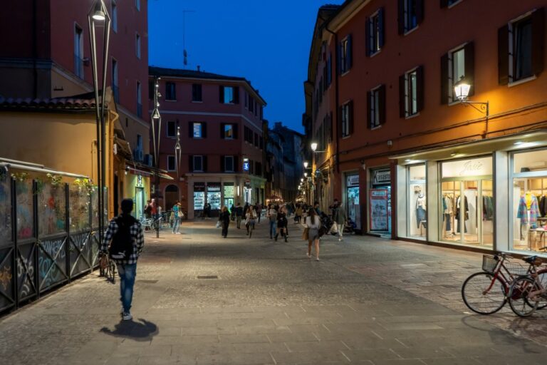 Fußgängerzone in Bologna am Abend