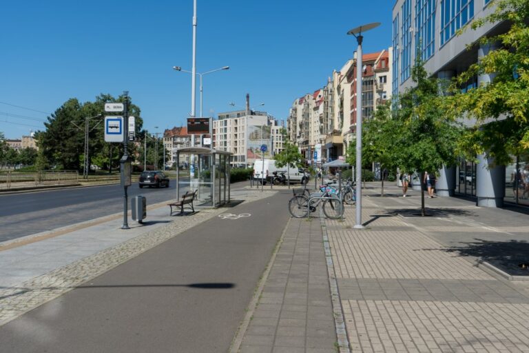 Straße am Rand der Altstadt von Breslau, Haltestelle, Radweg