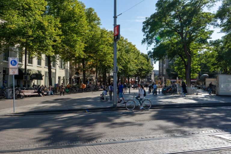 Straße vor einem verkehrsberuhigten Platz
