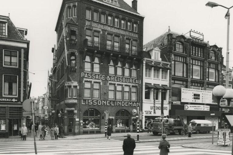 Fußgänger, historische Gebäude