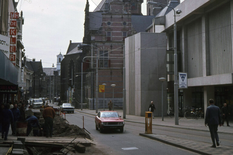 Autoverkehr in einer Straße im Stadtzentrum von Den Haag