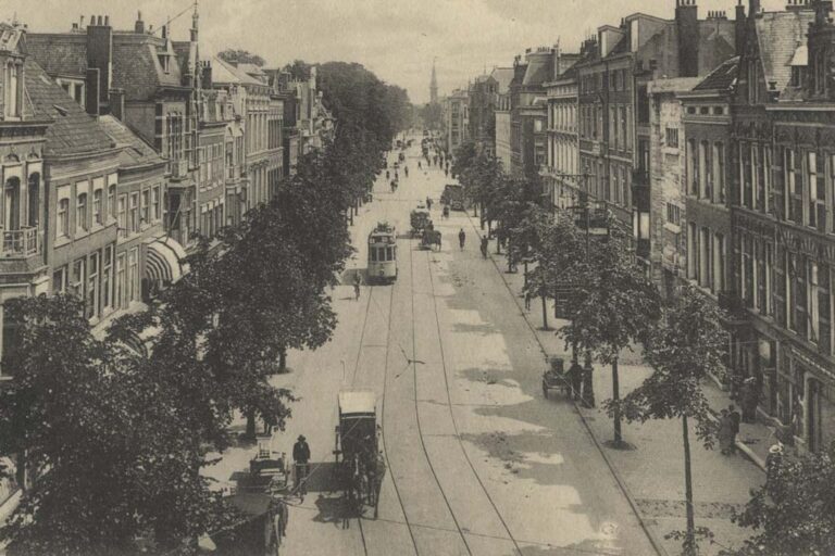 historische Aufnahme einer Straße mit Tramway-Verkehr