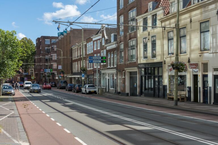 Straße mit Radweg und Straßenbahnschienen